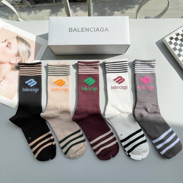 配包装 一盒五双 Balenciaga 巴黎世家 好看到爆炸欧美大牌高筒袜男女款潮人必不能少的专柜代购品质高筒袜子 ，搭配起来超高逼格 时髦度爆表啊啊啊啊～～推 - 点击图像关闭