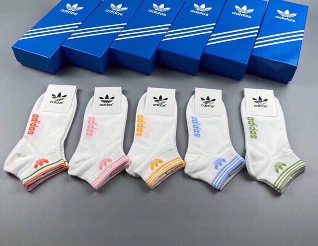 特 Adidas 阿迪达斯新品女款小白袜，火爆全网的三叶草Logo超级Nice设计惊艳绝伦超级好看Ins今年超火爆元素单品精梳棉材质，非常柔软舒适 一盒五双 - 点击图像关闭