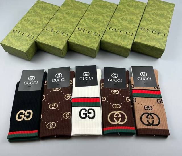 特 Gucci 古奇大G家新品高筒袜子 一盒五双 经典双G标志特显高大上，纯棉材质，透气舒适，运动休闲百搭款，Ins超火爆小单品，大牌出街，潮人必备超好搭 - 点击图像关闭