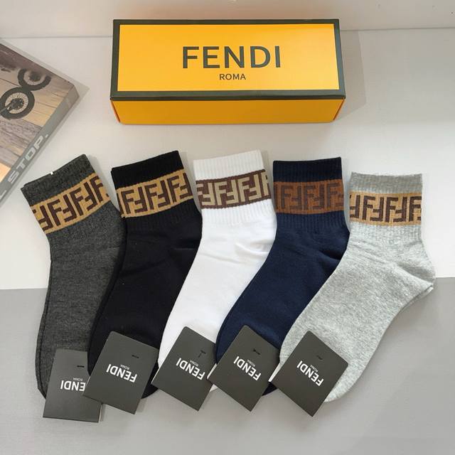 配包装 一盒5双 Fendi 芬迪经典中长款袜子男款高版本纯棉材质柔软，秒杀市场普通货，经典的双F图案Logo，专柜同步袜子大牌出街，潮人必备，超好搭