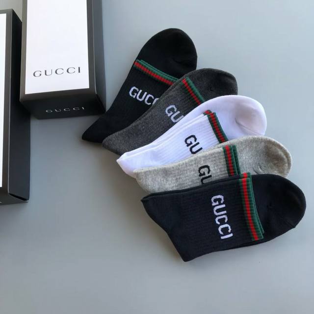 特 Gucci 古奇大G家男款袜子 一盒五双 红绿条搭配品牌全称Logo，特显高大上，纯棉材质，透气舒适，运动休闲百搭款，Ins超火爆小单品，大牌出街，潮人必备