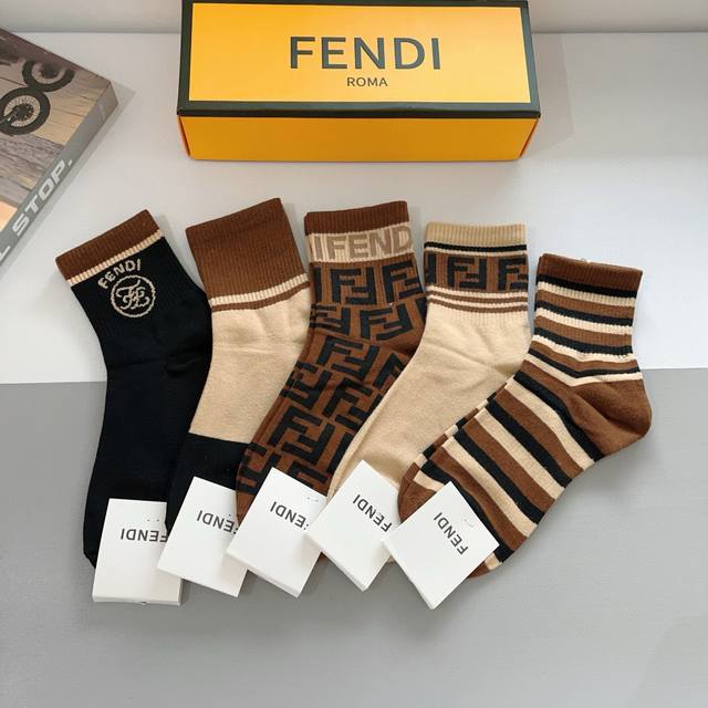 配包装 一盒5双 Fendi 芬迪 字母双Ｆ爆款中筒袜，纯棉面料， 专柜同款 纯棉面料，实用好穿 柔软透气，时尚百搭款，大牌出街。