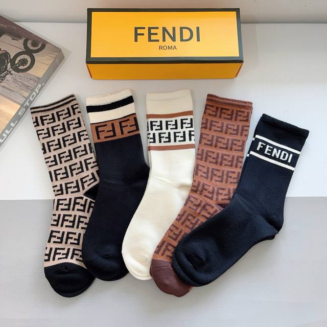 配包装 一盒5双 Fendi 芬迪 经典长筒袜子高版本兔绒材质 ，经典双F图案Logo，专柜同步袜子大牌出街，潮人必备，超好搭