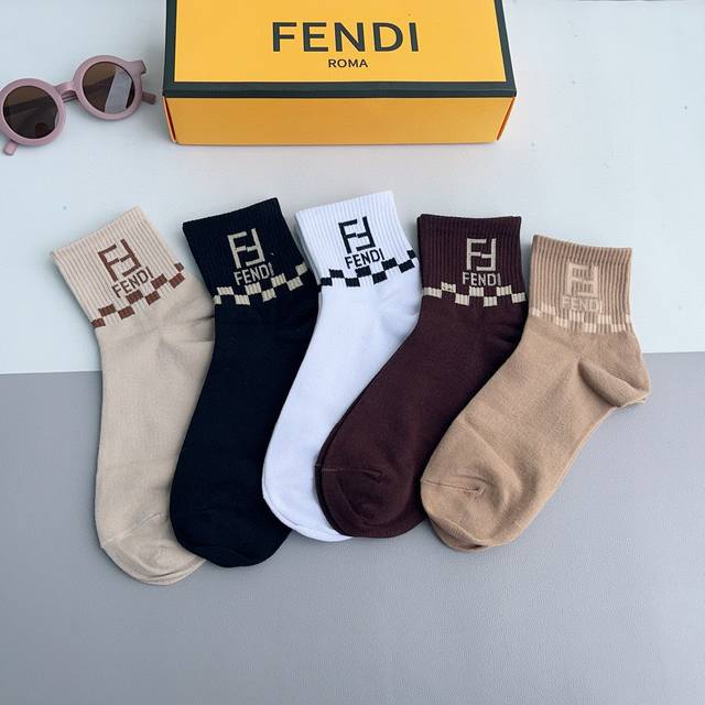 配包装 一盒5双 Fendi 芬迪 字母双Ｆ爆款中筒袜，纯棉面料， 专柜同款 纯棉面料，实用好穿 柔软透气，时尚百搭款，大牌出街。 - 点击图像关闭