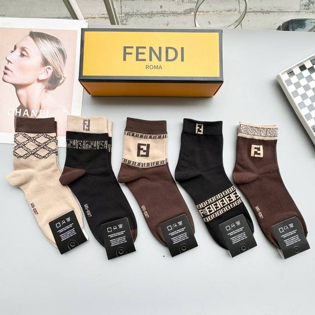 配包装 一盒五双 Fendi 芬迪大F新品男女款秋冬款中筒袜子超级经典的双F标志，纯棉材质制造，透气舒适，超级Nice超火爆小单品，大牌出街，潮人必备超好搭