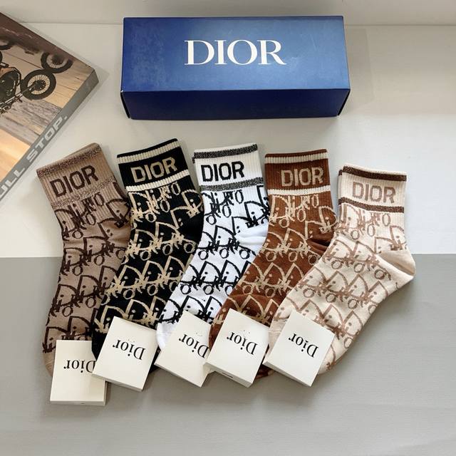 配包装 一盒5双 Dior 迪奥 新款字母罗口中筒袜子！爆款字母专柜同步中筒袜，大牌出街，潮人必备超好搭 - 点击图像关闭