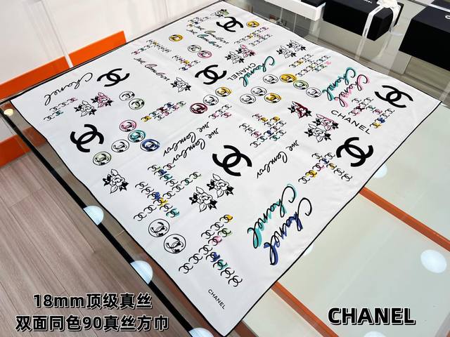 香奈儿-25年早春新品～90方巾 18Mm顶级真丝双面同色印花 Chanel标志性Logo配与彩色字母组合 活泼生动的展示给早春一抹色彩 简单好搭配 成份: 1