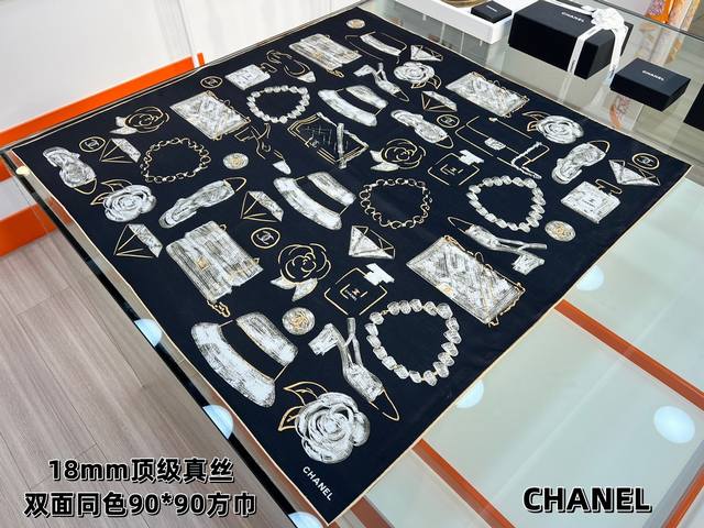 Chanel 90丝巾 早春新品 18Mm顶级真丝双面同色印花 这款黑金丝巾真的是一眼看中的花 超级完美的配色设计 高级、高级、高级 上身使劲夸就完了 100%