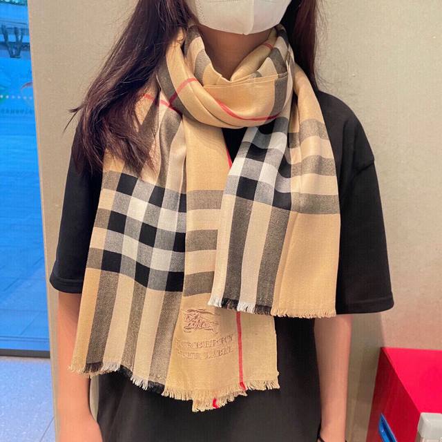 巴宝莉Burberry 经典专柜款、专柜同步 羊绒格子方巾现货秒发 衣柜必备经典款Vip推荐！！！早秋经典巴格羊绒巴格方巾 触感柔软，格型新颖，经典流行必备佳品