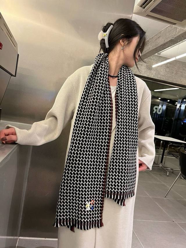 Lv 路易威登秋冬新品 羊绒轻缩围巾臻选上乘的山羊绒纤维，耗时耗力，再以清泉水浸泡涤荡，使羊绒纤维呈现出独特的蓬松质感，手感才如此细腻，采用轻缩绒工艺，才有奢华 - 点击图像关闭