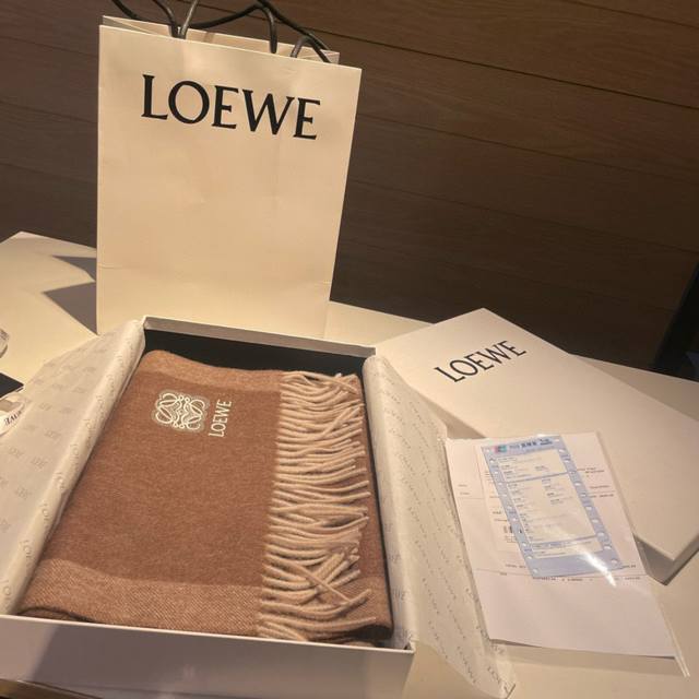 上新！Loewe 罗意威难得一见的温柔配色，低调又不失优雅 重点推荐双面配色，一条围巾两种风格搭配，高级舒适时髦气质，名小众，却大牌范十足，超级安利Loewe这