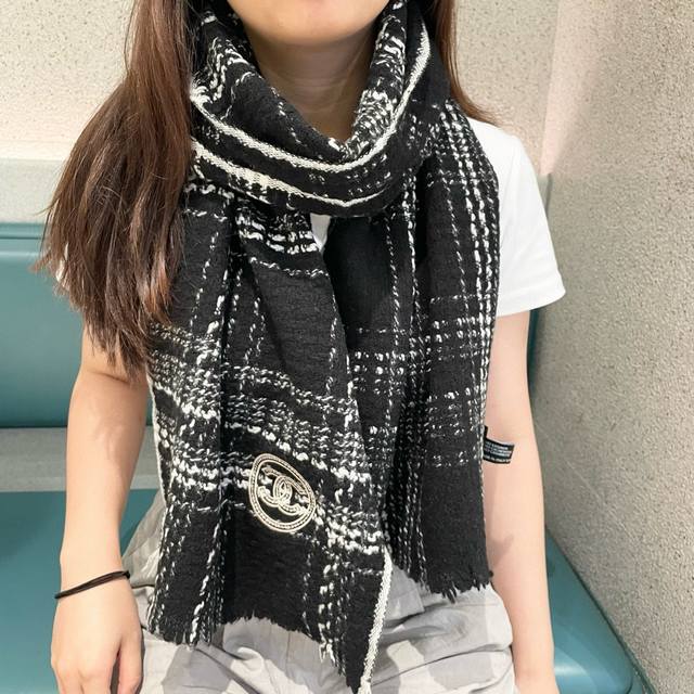 香奈儿 专柜最新款 顶级羊绒围巾 爆款哦 实物真心美 披肩配以精美Logo的刺绣整条围巾颜色的搭配都非常到位细节都可见整个披肩围巾给人大牌气场的同时又非常精致高